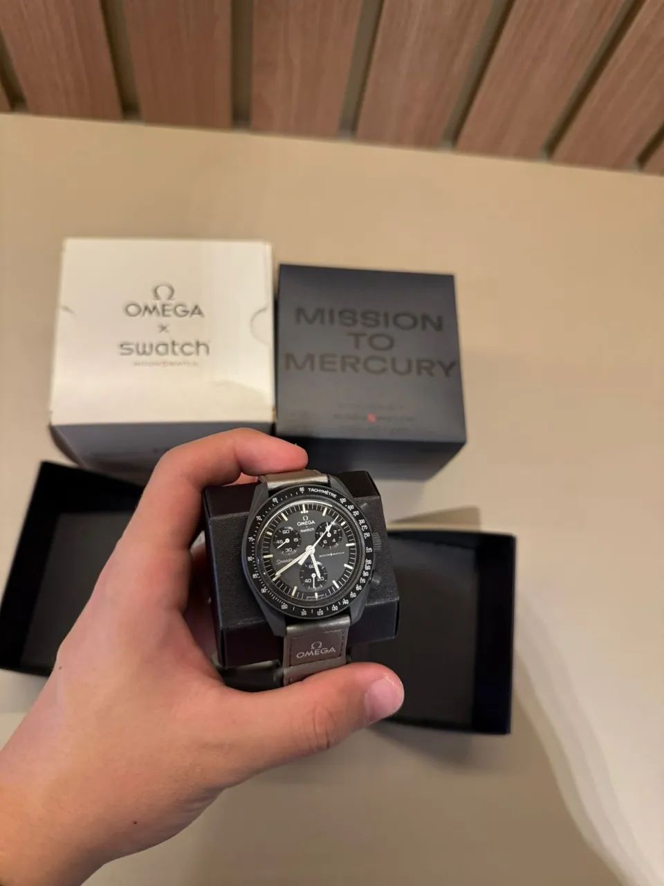 Relógio Omega x Swatch Moonwatch Mission To Mercury SO33A100