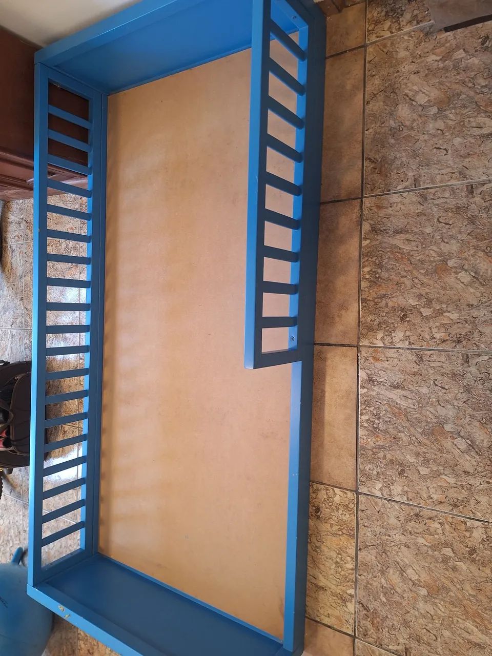 Vendo cama de solteiro, azul, baixa e em excelente estado  - Foto 2