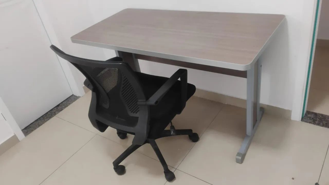 Mesa com cadeira de escritório 