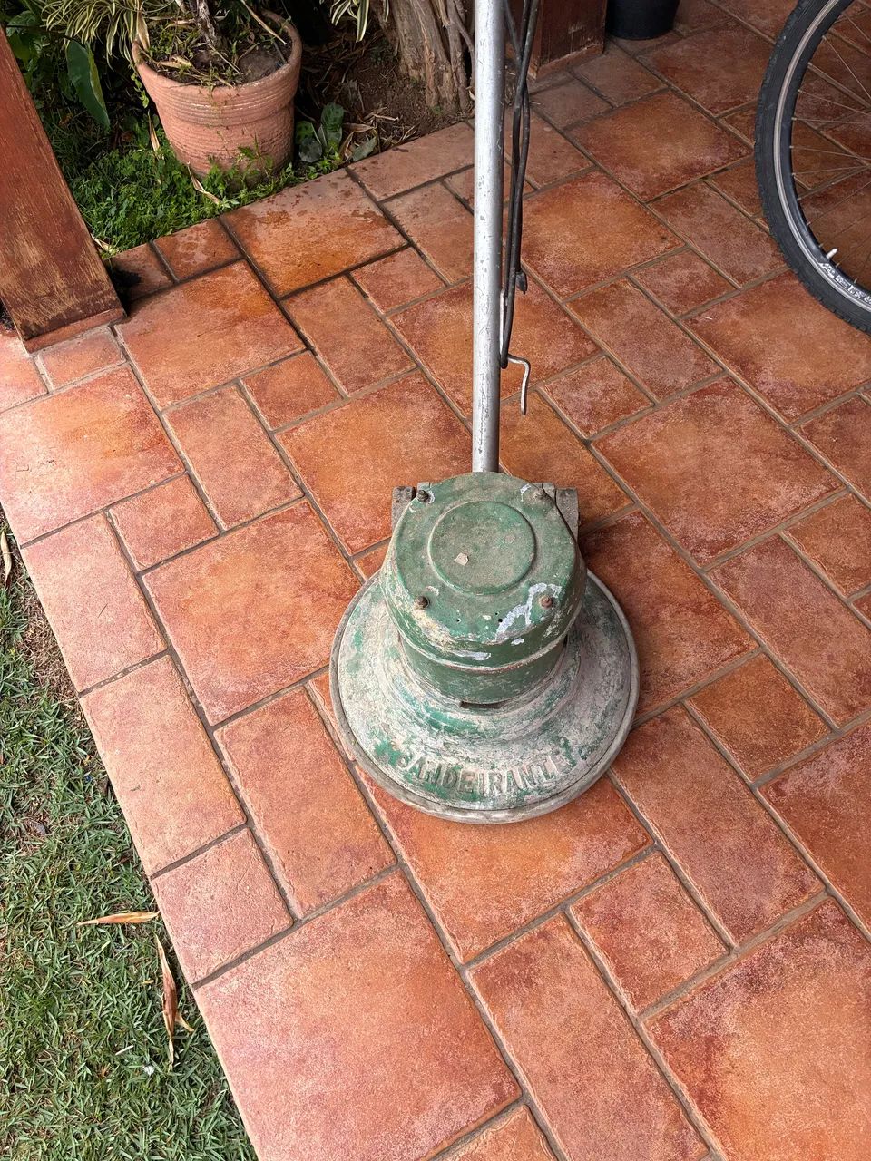 Lavadora e enceradeira de piso profissional  - Foto 2