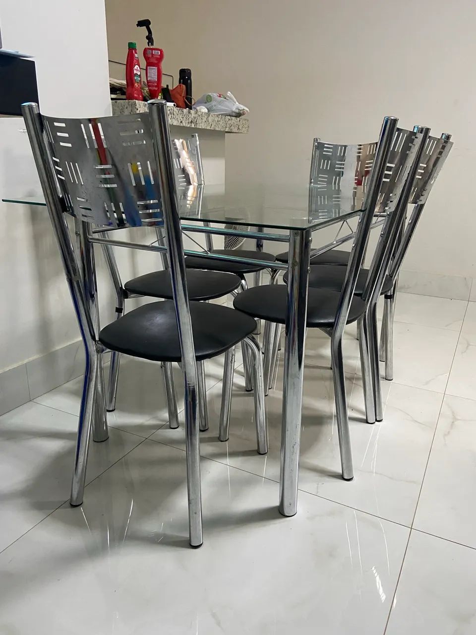 Vende se mesa com 6 cadeiras usado