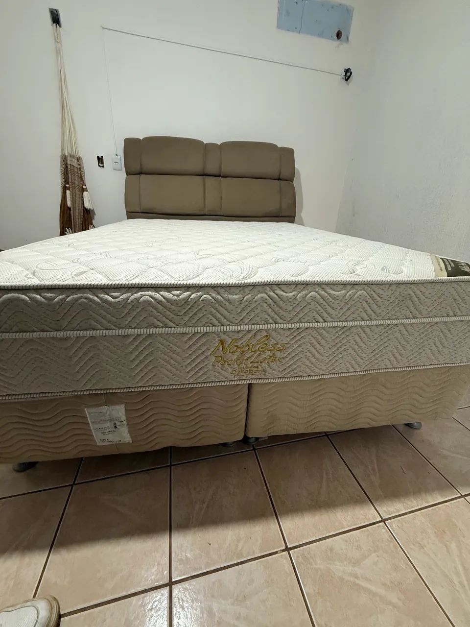 Cama Super King com cabeceira 