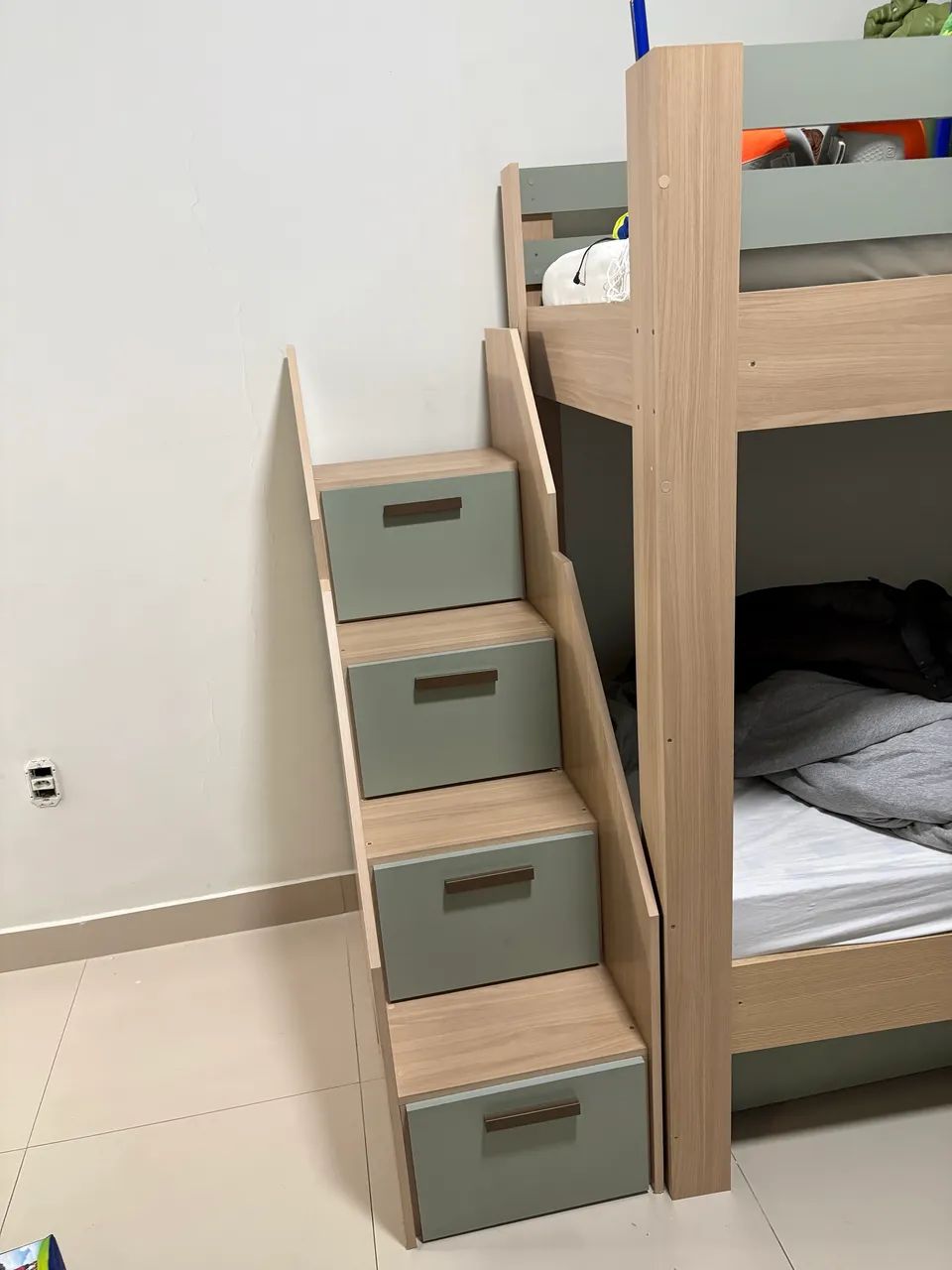Cama infantil beliche + escada com armário  - Foto 2