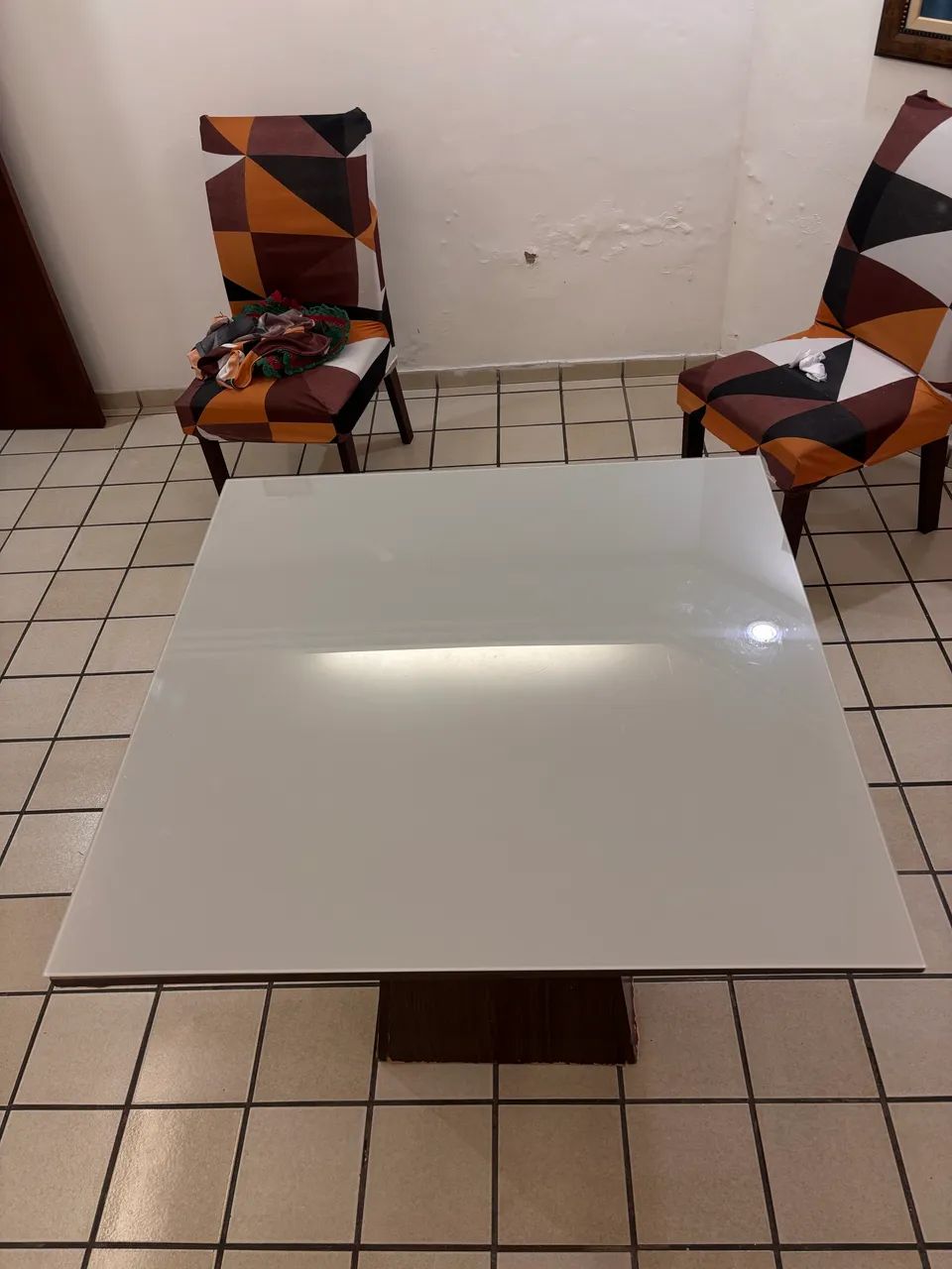 Sala De Jantar Estofada Madeira Mesa Tampo Vidro Com 4 Cadeiras Cor Rustic/Crema - Foto 2