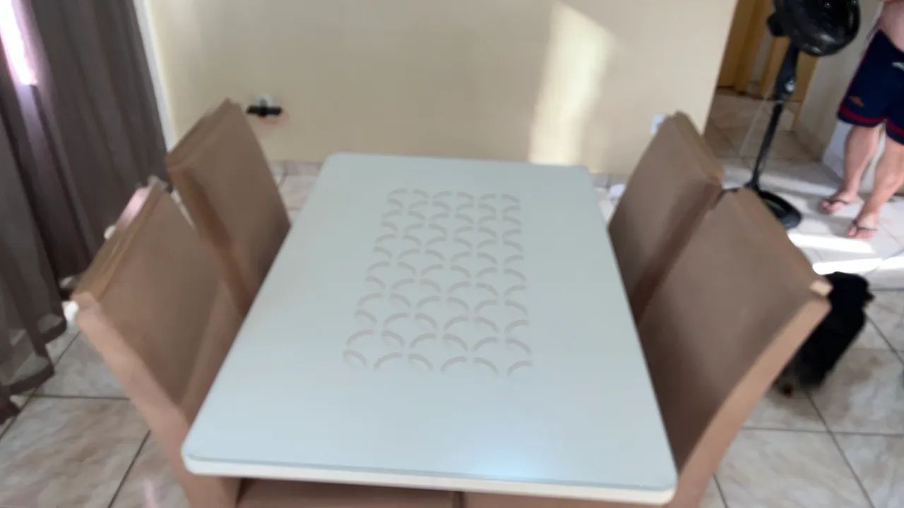 Mesa com tampo de vidro com quatro cadeiras  - Foto 2
