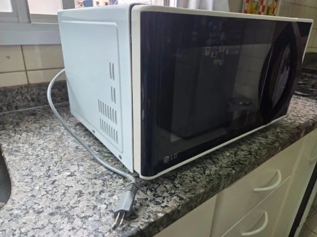 Micro-ondas LG MS3091BCA 220V 30 litros - Foto 5
