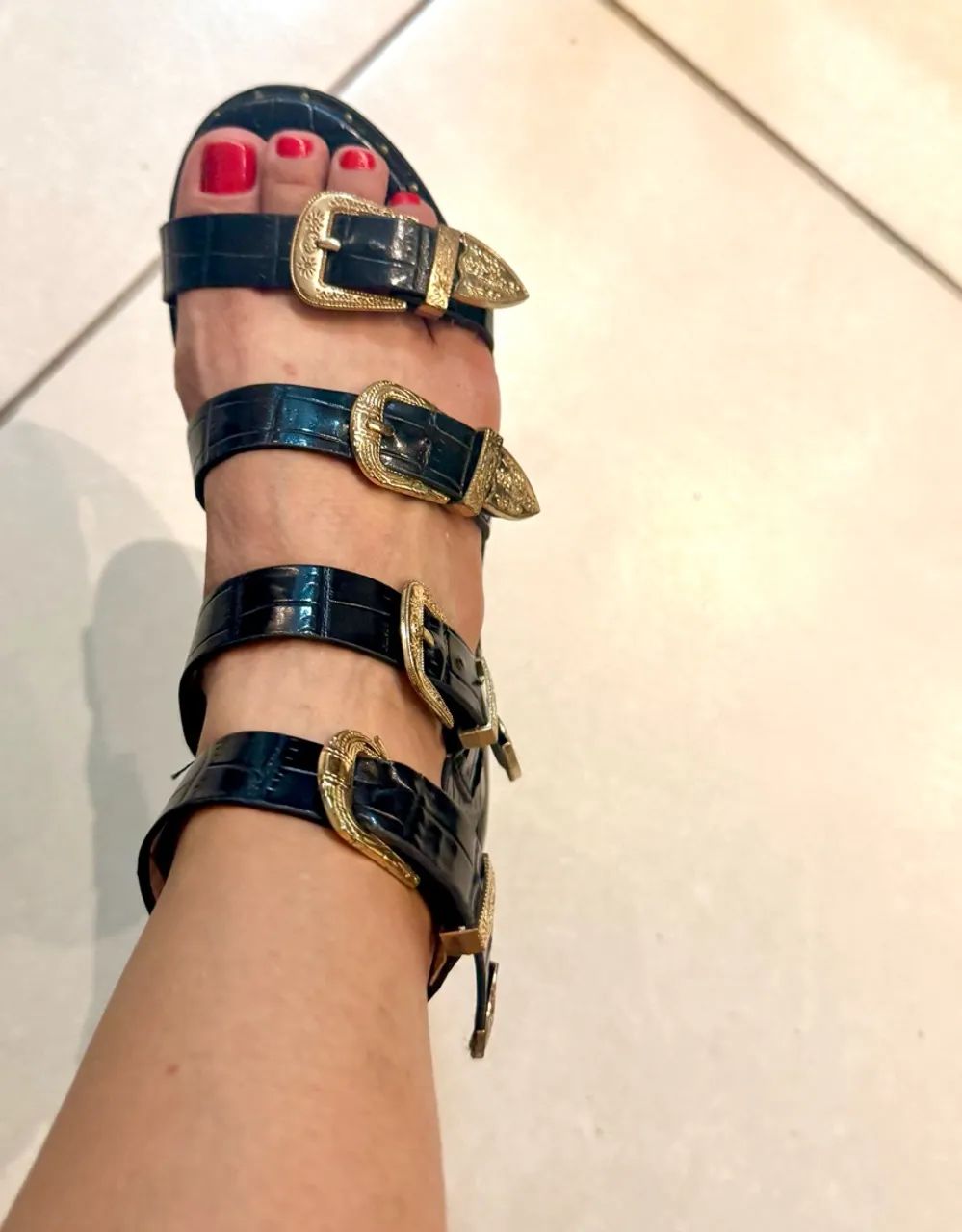 rasteira preta gladiadora croco com fivelas 36, nova, nunca usada  - Foto 3
