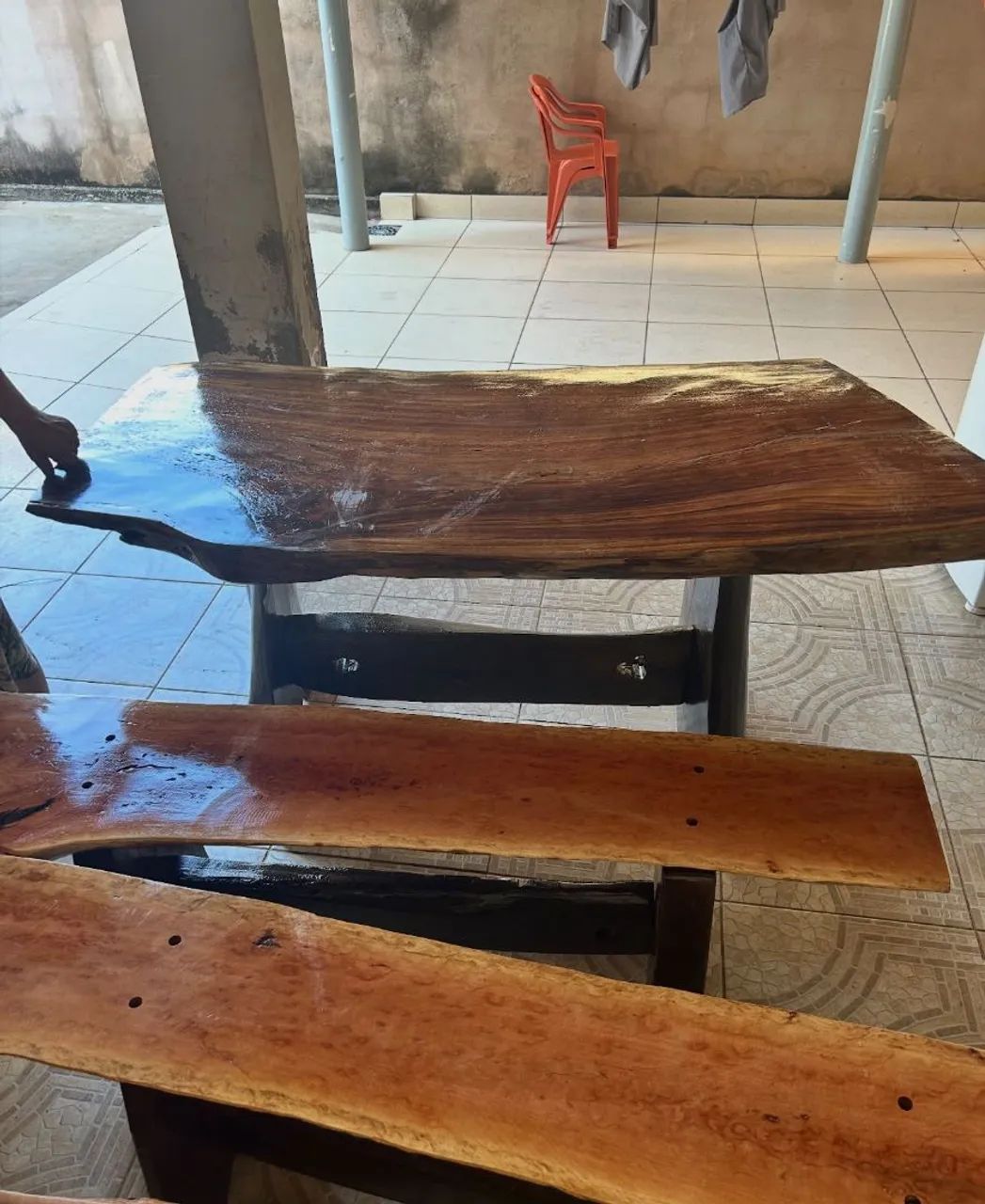 Mesa rústica com os dois bancos 