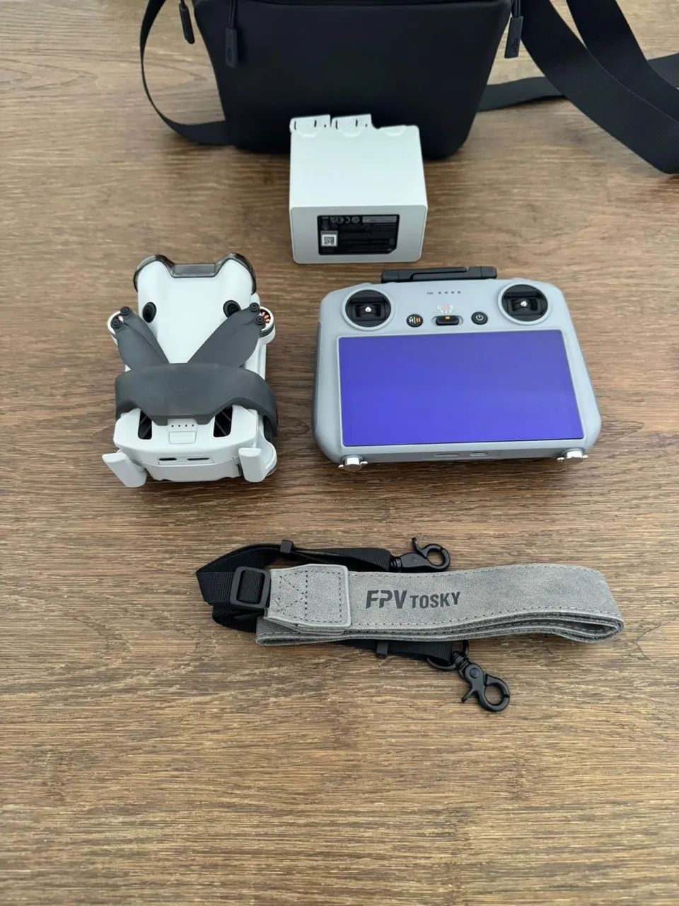 Drone DJI Mini 4 Pro Fly More Combo - Estado de Novo - Foto 2