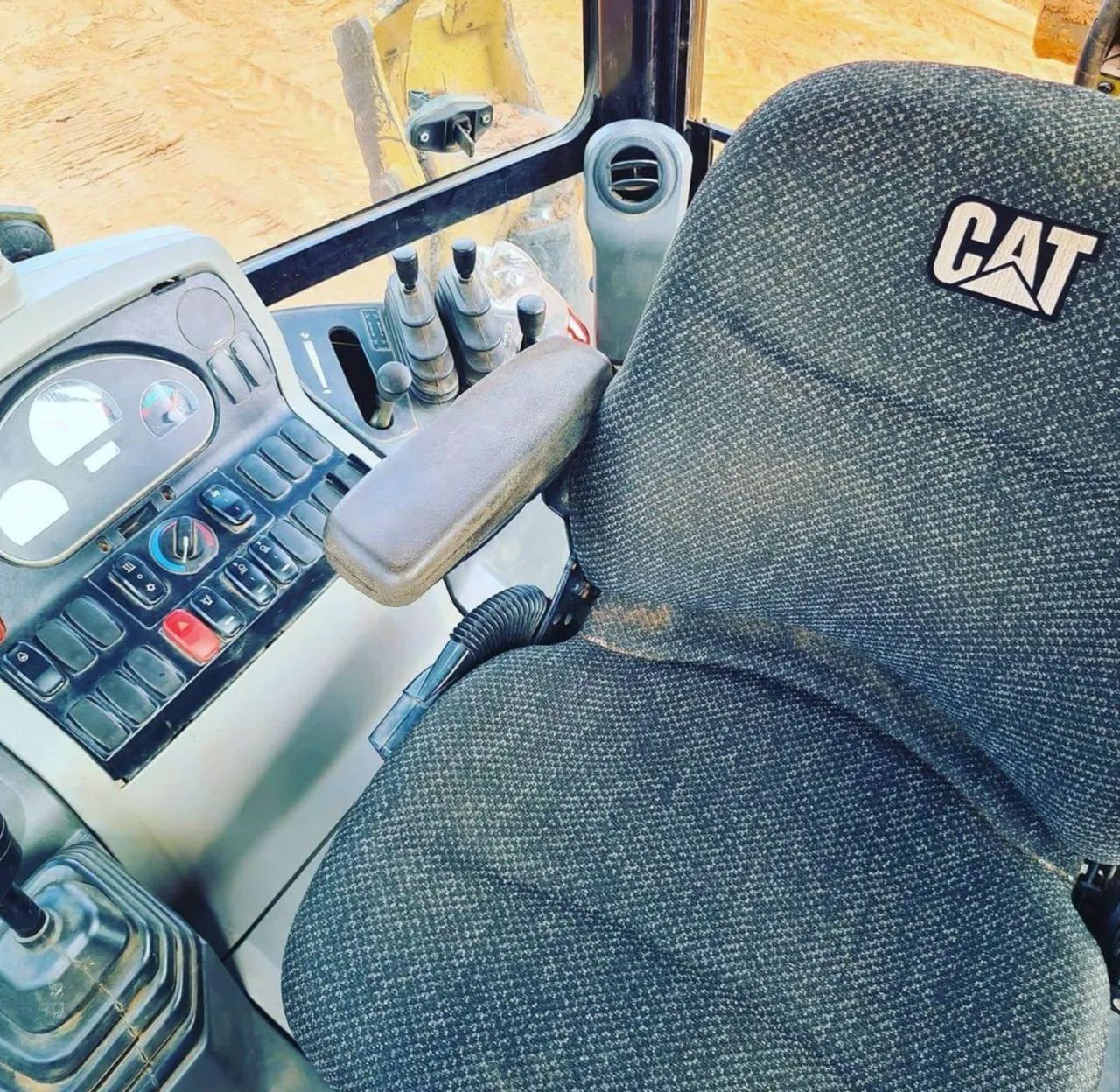 Retroescavadeira Caterpillar 416F2 17/17 - Entrada R$20.000,00 - Foto 3