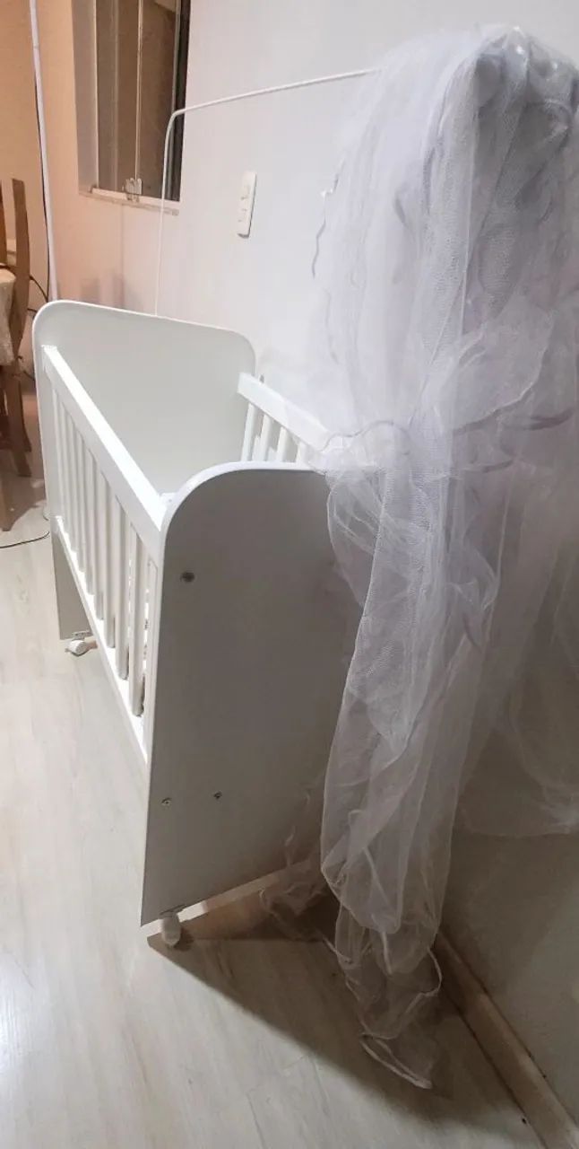 Mini-berço branco em mdf, semi-novo, com colchão. - Foto 3