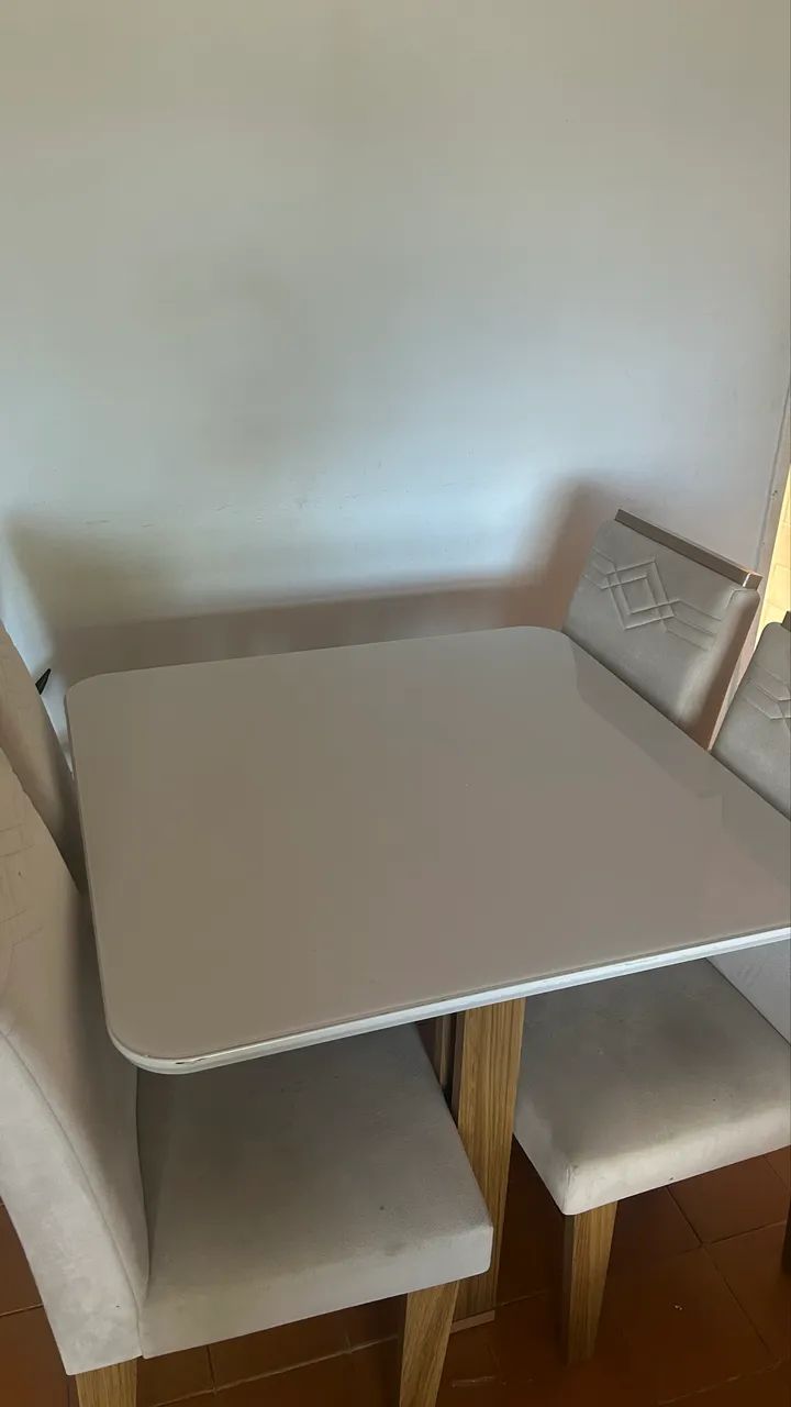 Vendo uma mesa de 4 cadeiras  - Foto 2
