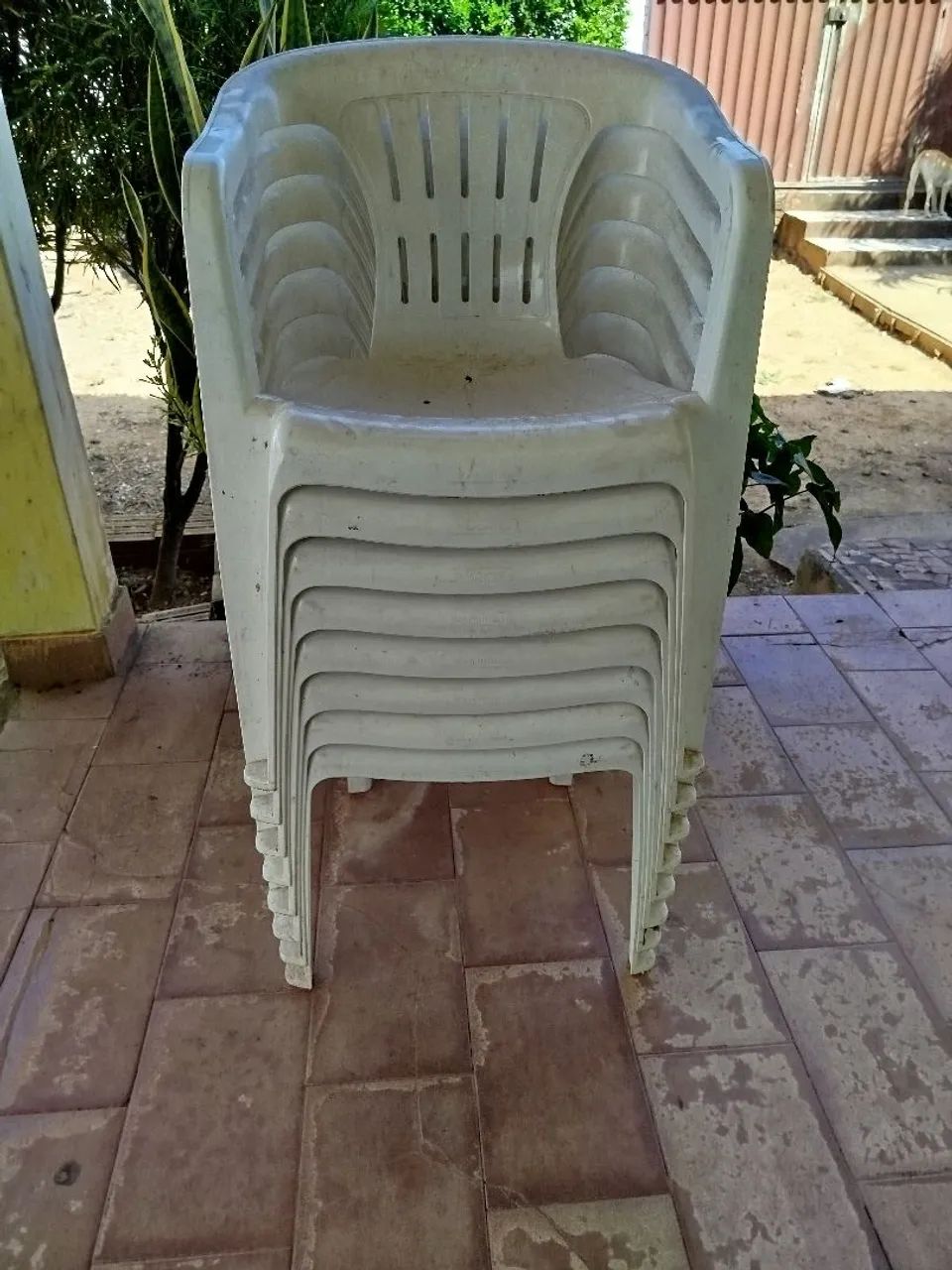  Vendo 8 cadeiras plástica 50 reais a unidade 