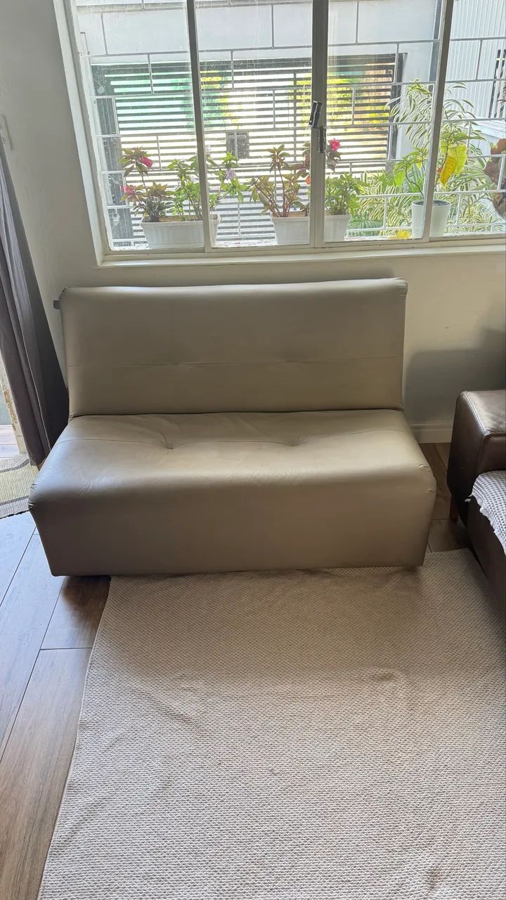 Sofá cama em courino