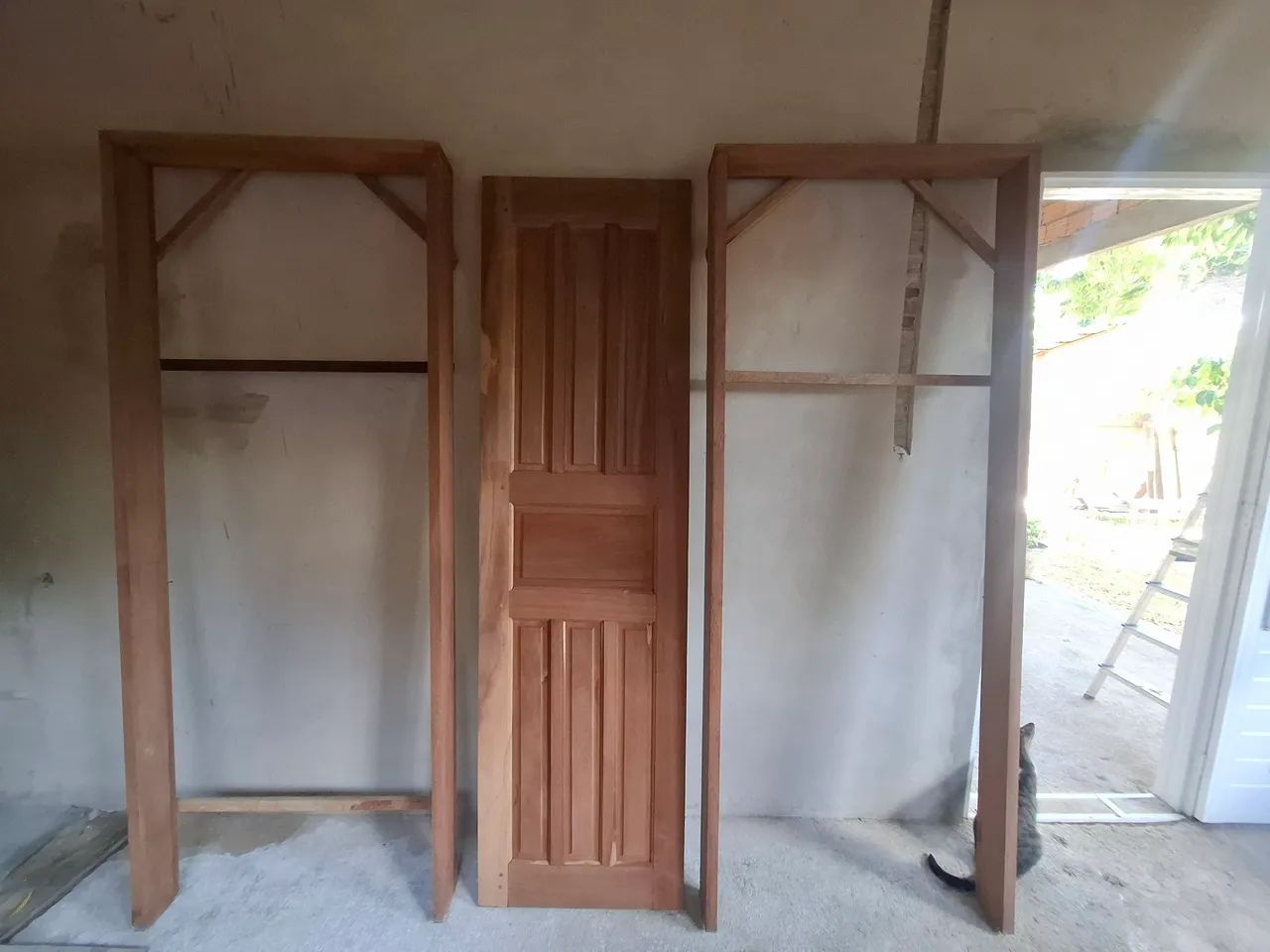 Vendo 1 porta e 2 aduelas de madeira - Foto 4