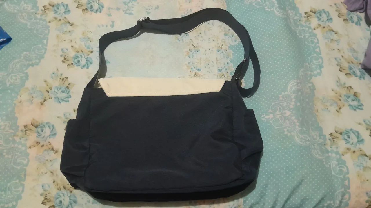 Bolsa tiracolo azul escuro e branco - Foto 3
