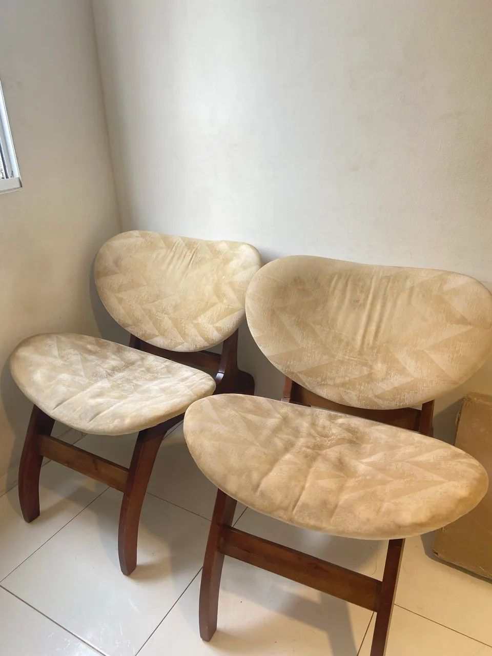 Duas Poltronas Vintage em Madeira Nobre Curva