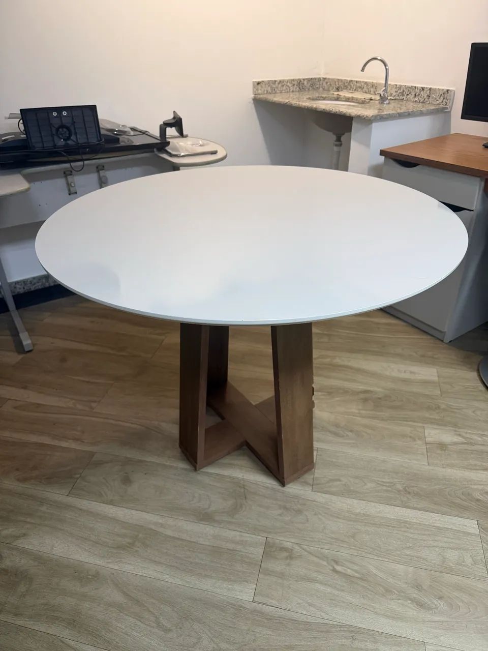 Mesa de jantar redonda com 4 cadeiras 