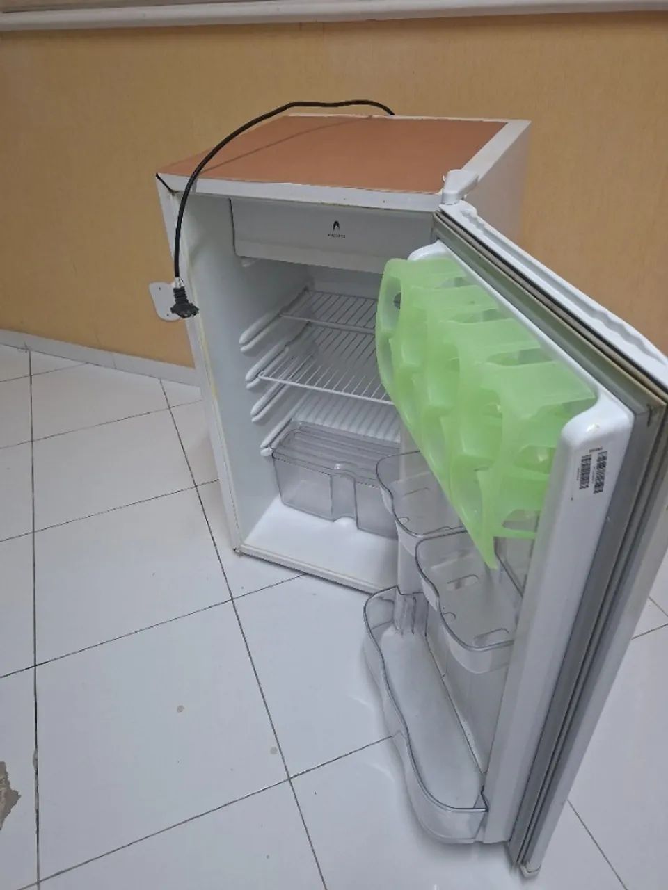 FRIGOBAR CONSUL COM DEFEITO
