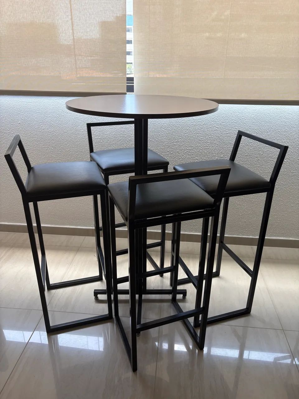 Conjunto mesa alta bistrô redonda Imbuia