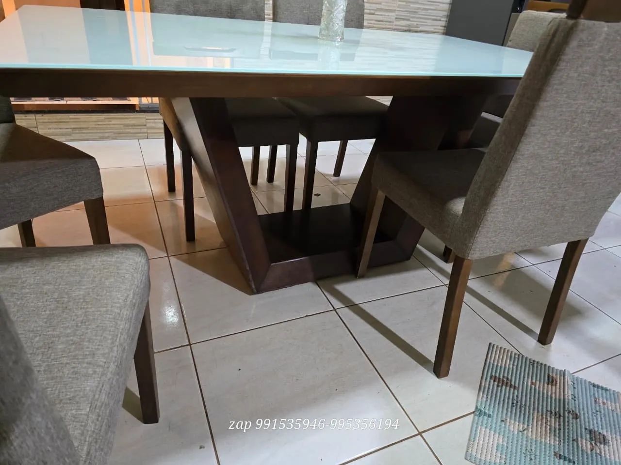 Mesa laqueada com 6 cadeiras