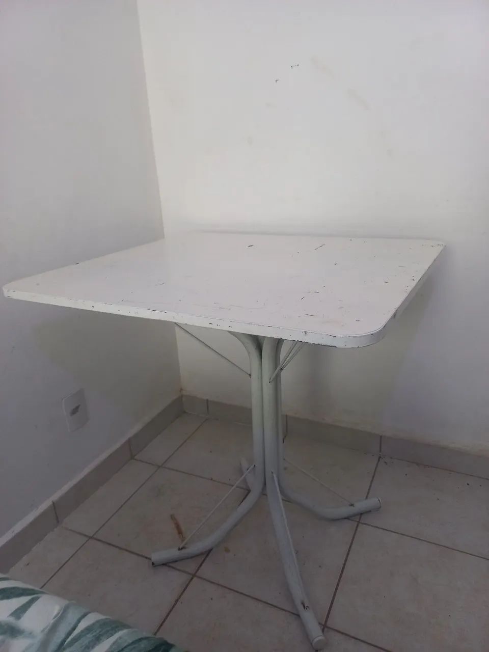 MESA COM TAMPO DE MÁRMORE E PÉS DE FERRO  - Foto 5