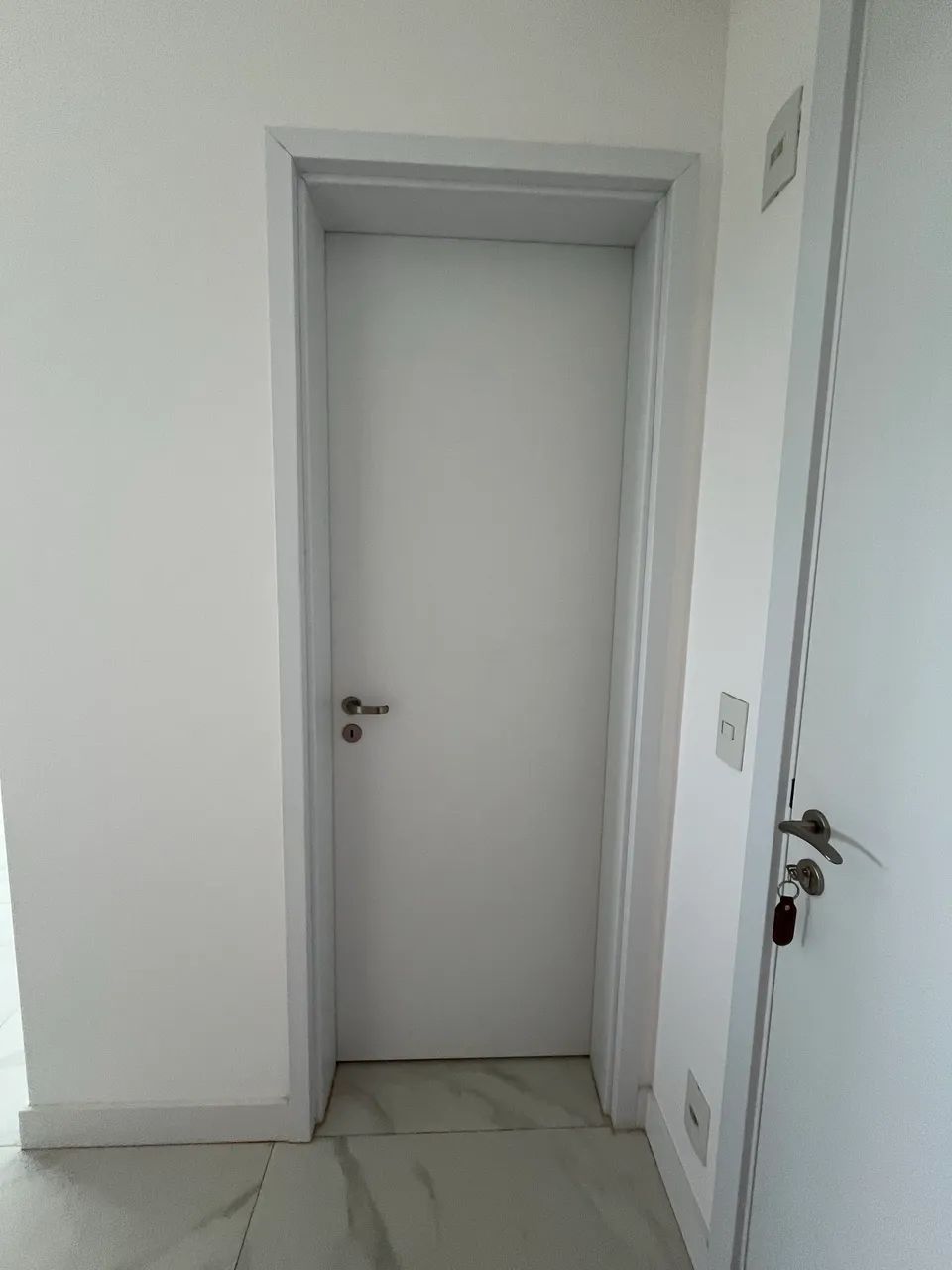 VENDO PORTAS NOVAS - RETIRADAS DE APARTAMENTO NOVO - Foto 5