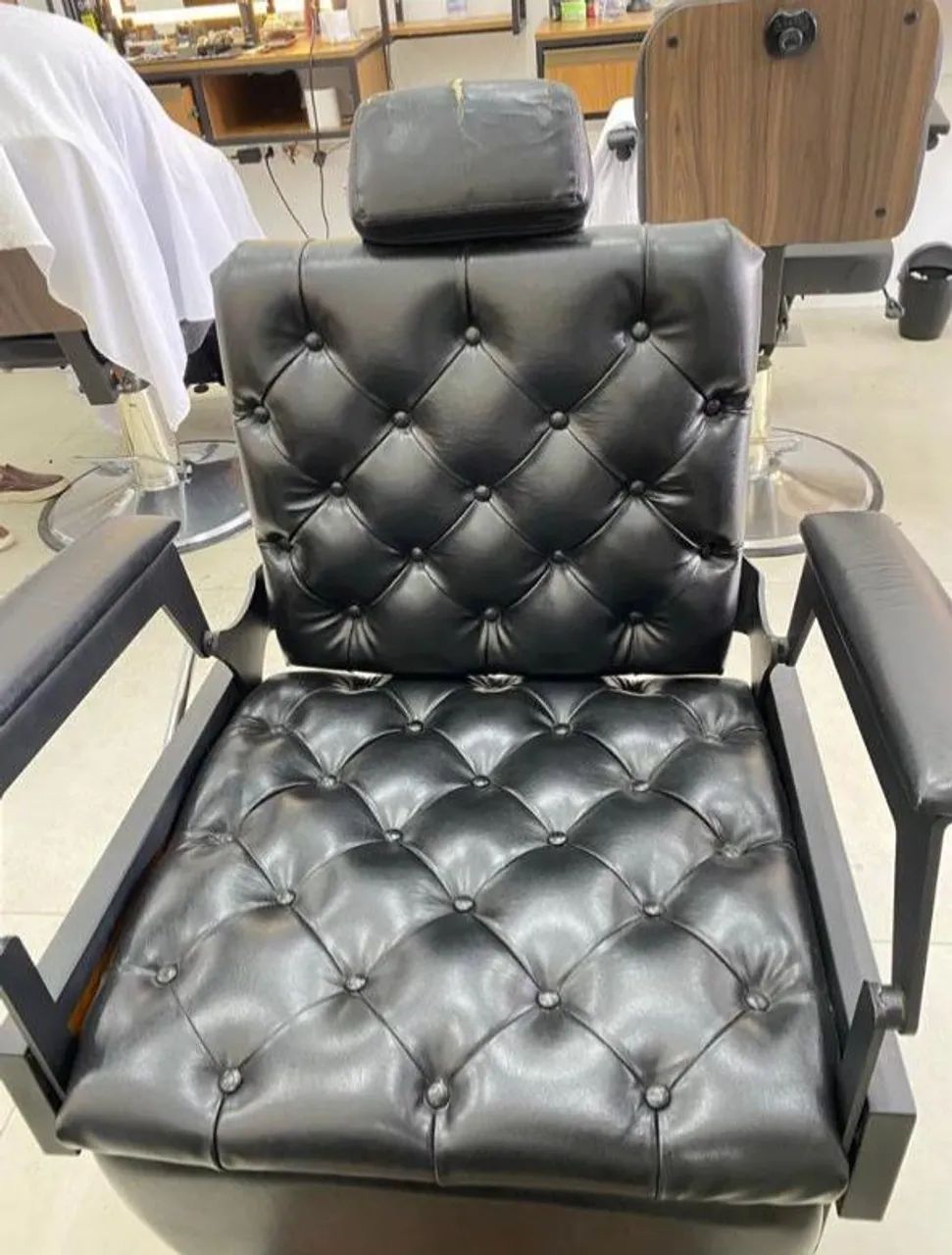 Cadeira de Barbearia Luxo - Estilo Retrô e Conforto Premium - Foto 3