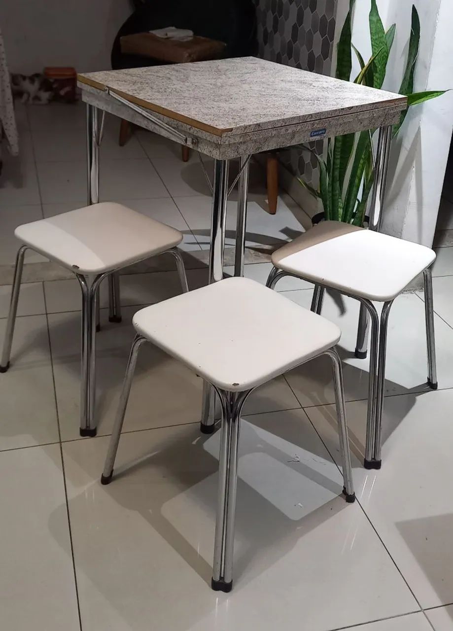 Mesa Retratil com 3 banquinhos  - Foto 4
