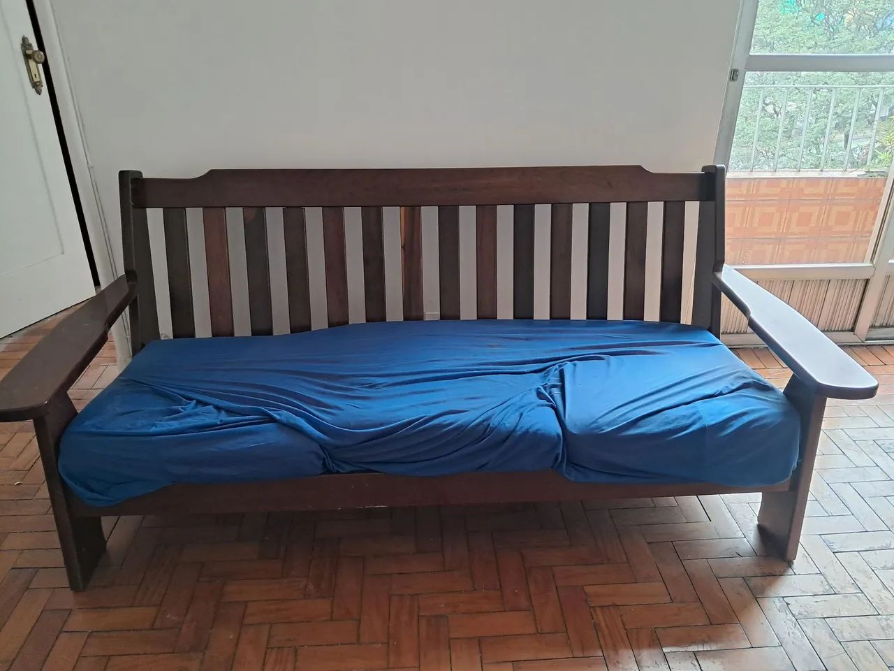 Poltronas de madeira maciça com 3 e 2 lugares - Foto 2