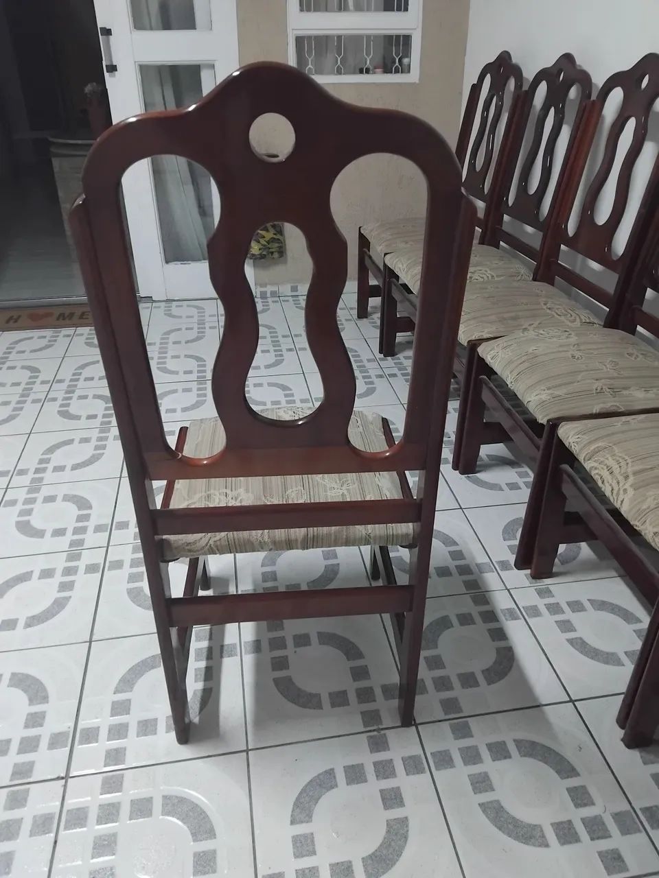 Oito cadeiras sala de jantar.