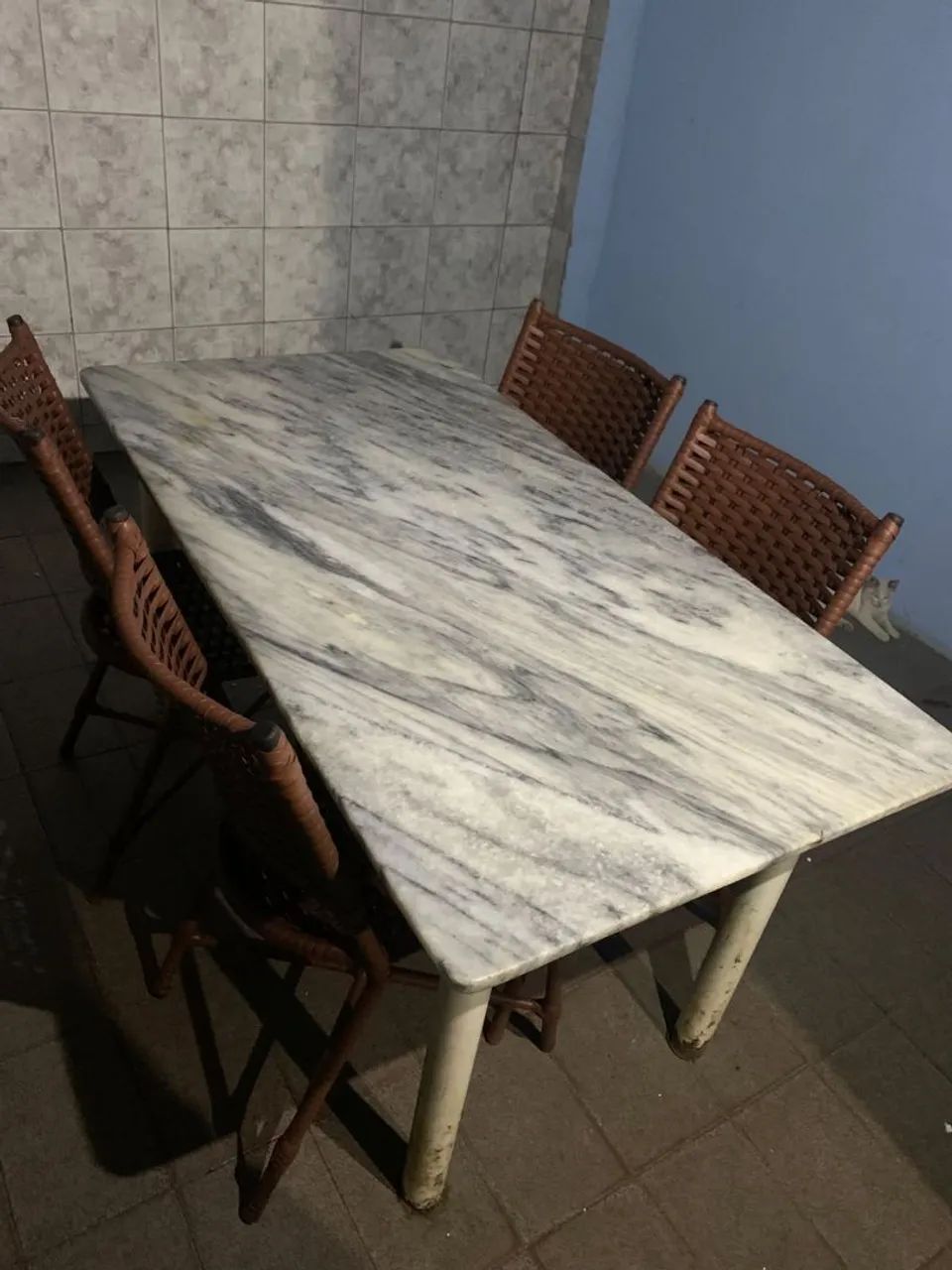 Mesa com tampo de mármore,seis cadeiras. - Foto 3