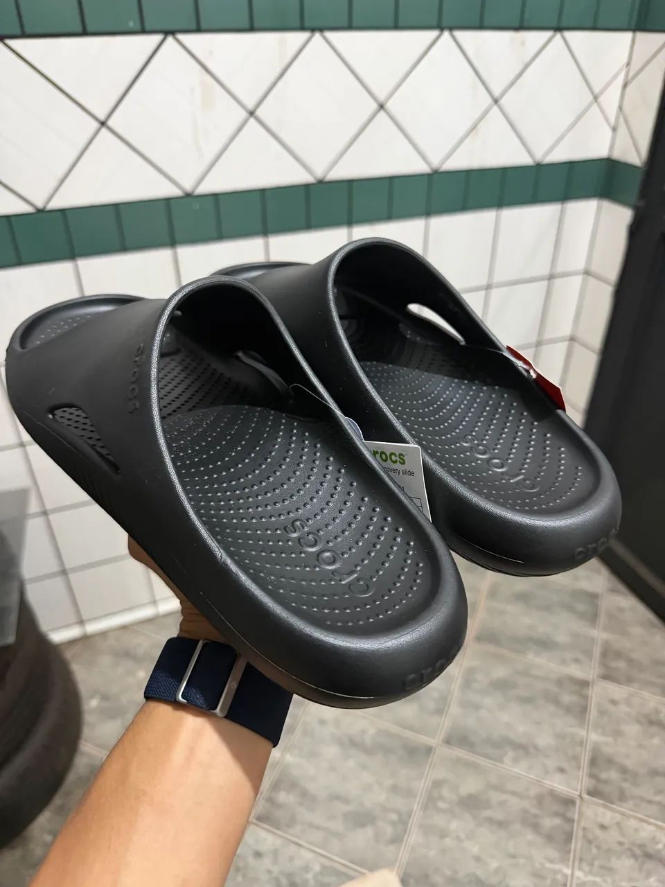 Chinelo Crocs - Foto 4