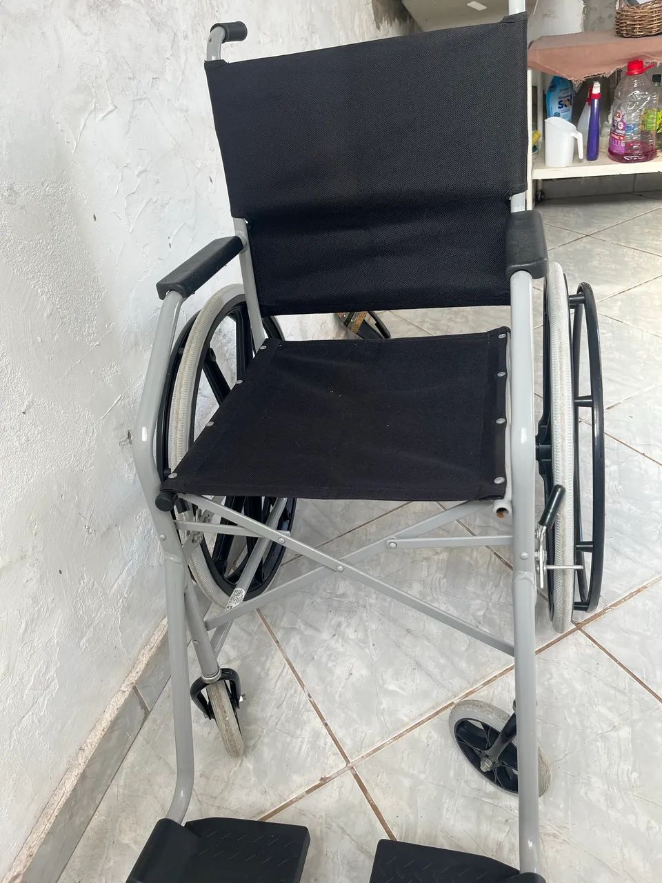 Cadeira de roda semi nova  - Foto 4