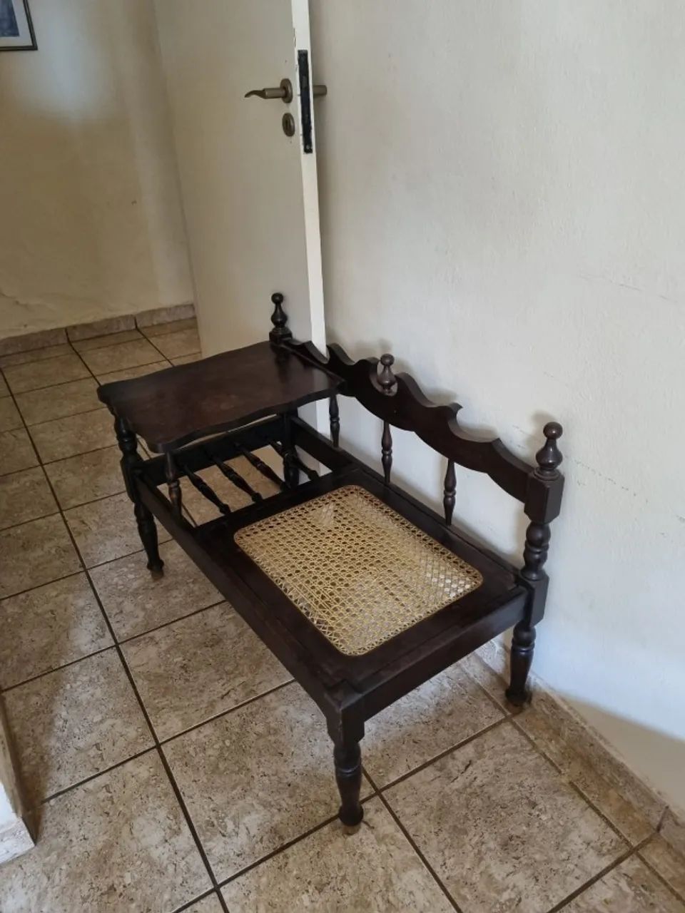 Cadeira com telefone  na lateral 