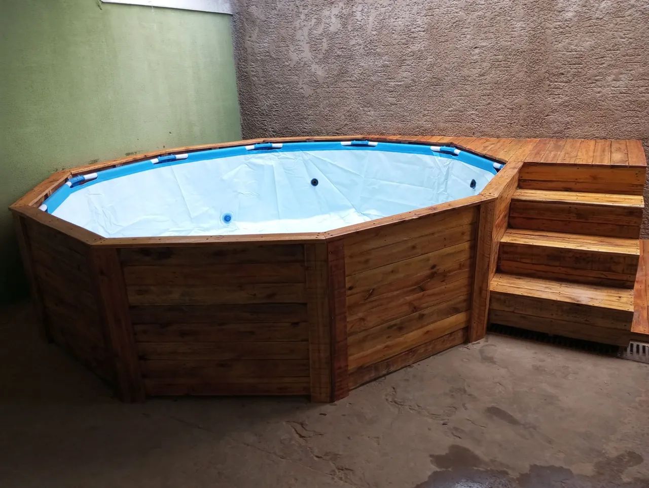 Piscina com deck pronta pra uso.