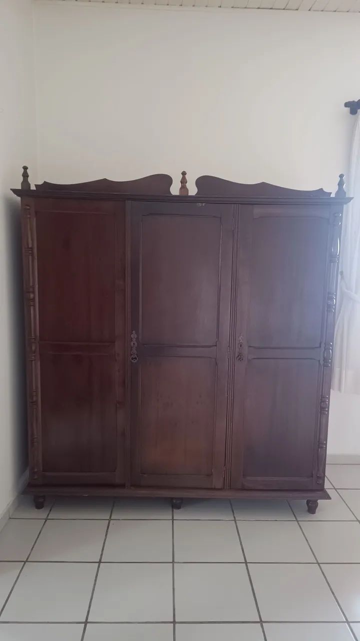 Guarda roupa antigo de madeira  - Foto 2