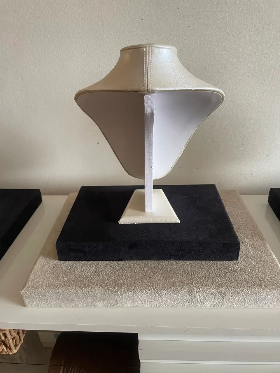 Kit Expositores de Colar e Joias - Busto Luxo (Preto e Branco) - Foto 3