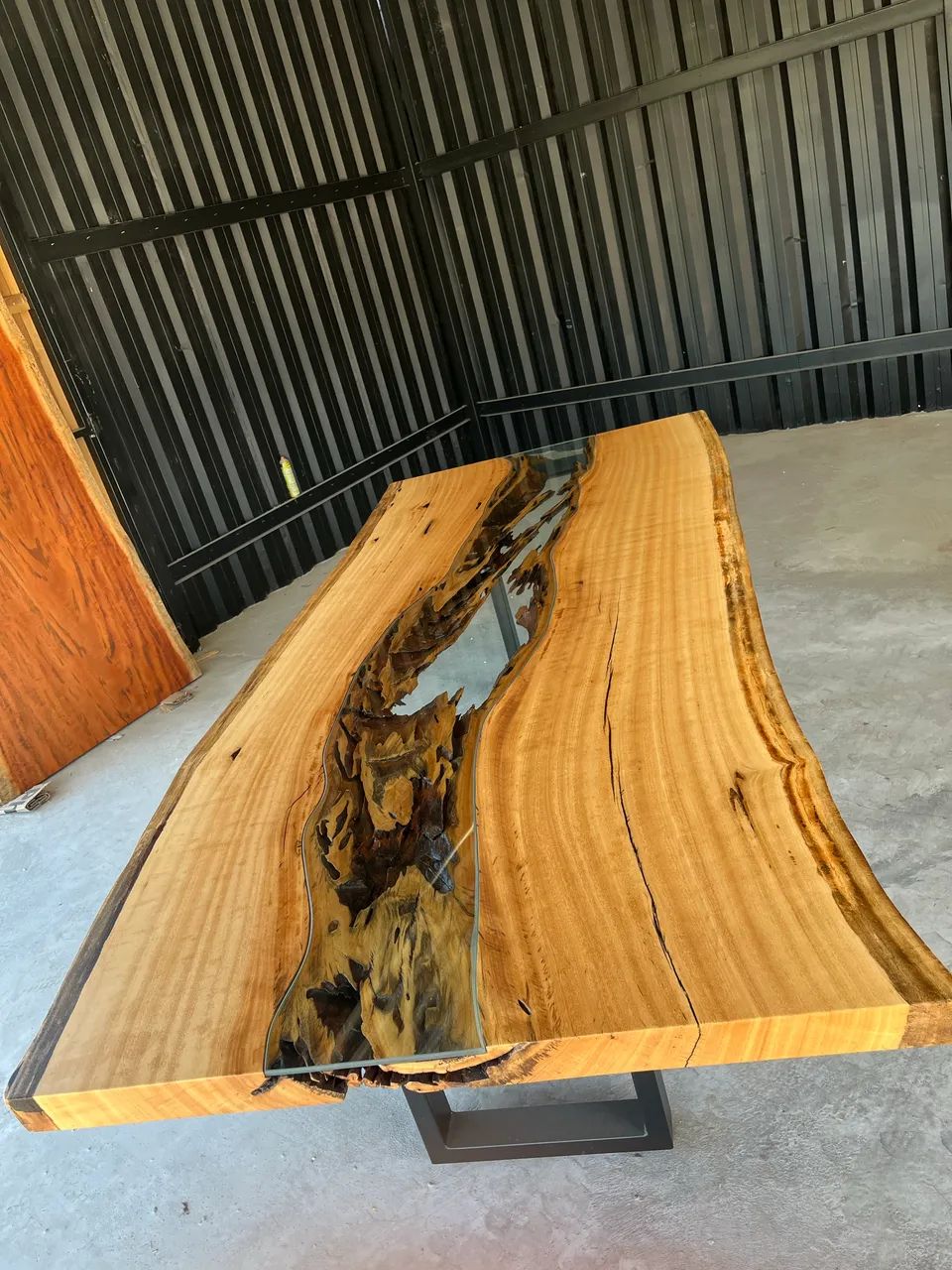 Mesa de madeira maciça de Pequiá 
