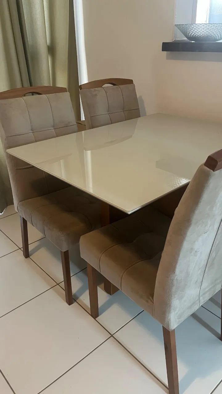 Mesa de jantar com tampo de vidro - 4 cadeiras 