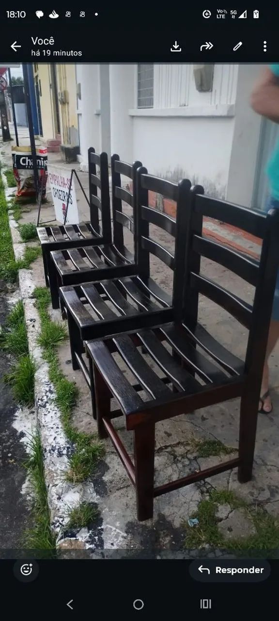 4  cadeiras de madeira ? maciça 