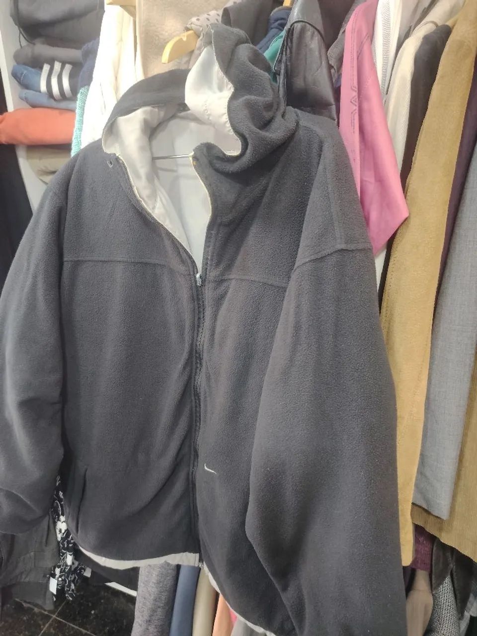 Jaqueta puffer dupla face com capuz Nike vintage - Foto 2