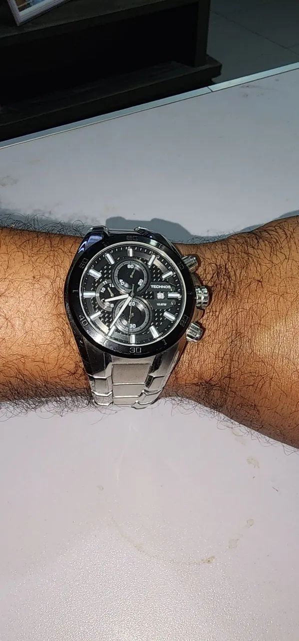 Relógio Technos Carbon prata e preto.
