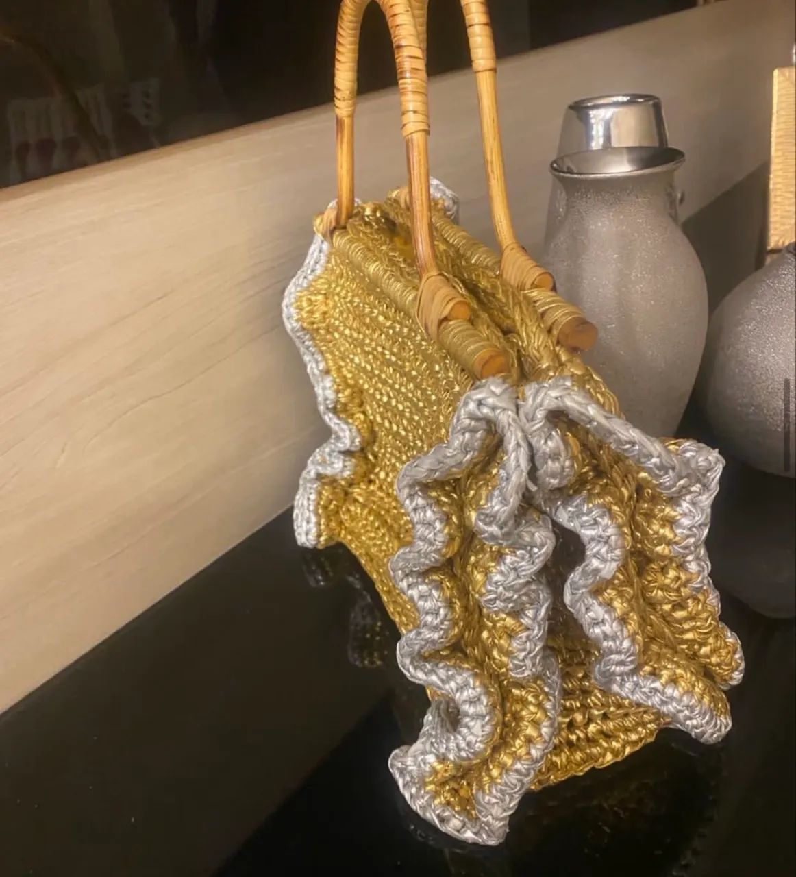 Bolsa crochê dourada usada 1x inspiração Shultz  - Foto 2