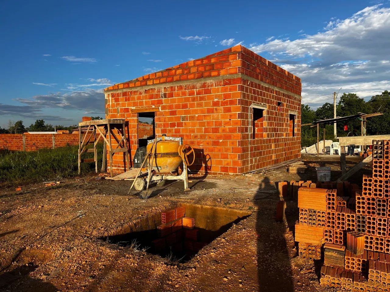Repasse de terreno com casa em construção 