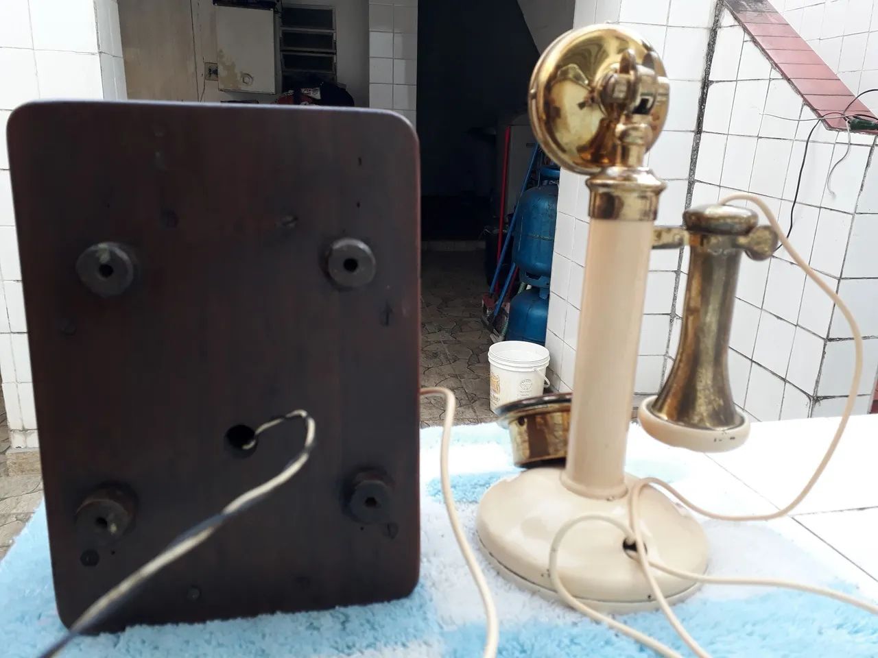 Telefone castiçal antigo com campainha - Foto 3