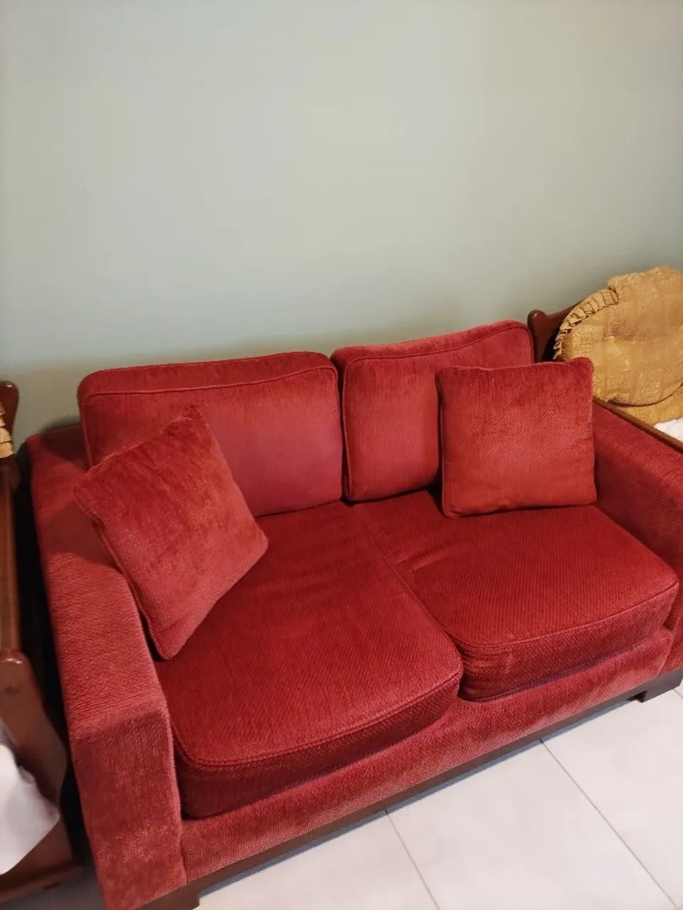 Sofá de dois lugares vermelho 