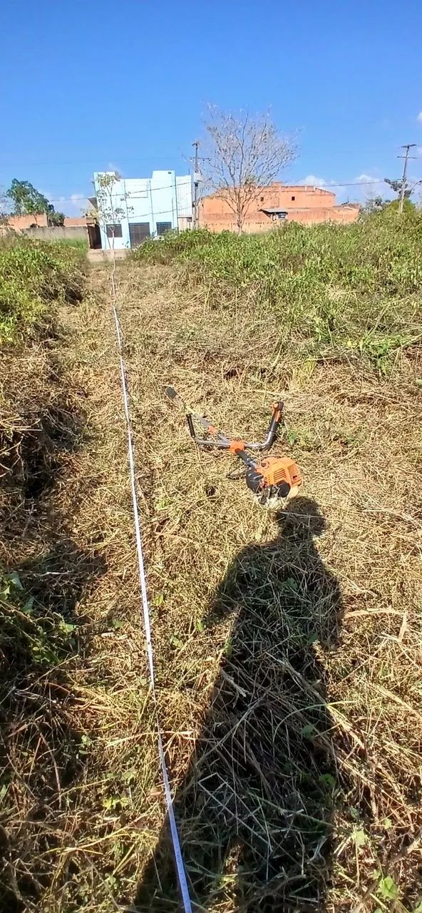 Trabalho com roçadeira em casa e lotes