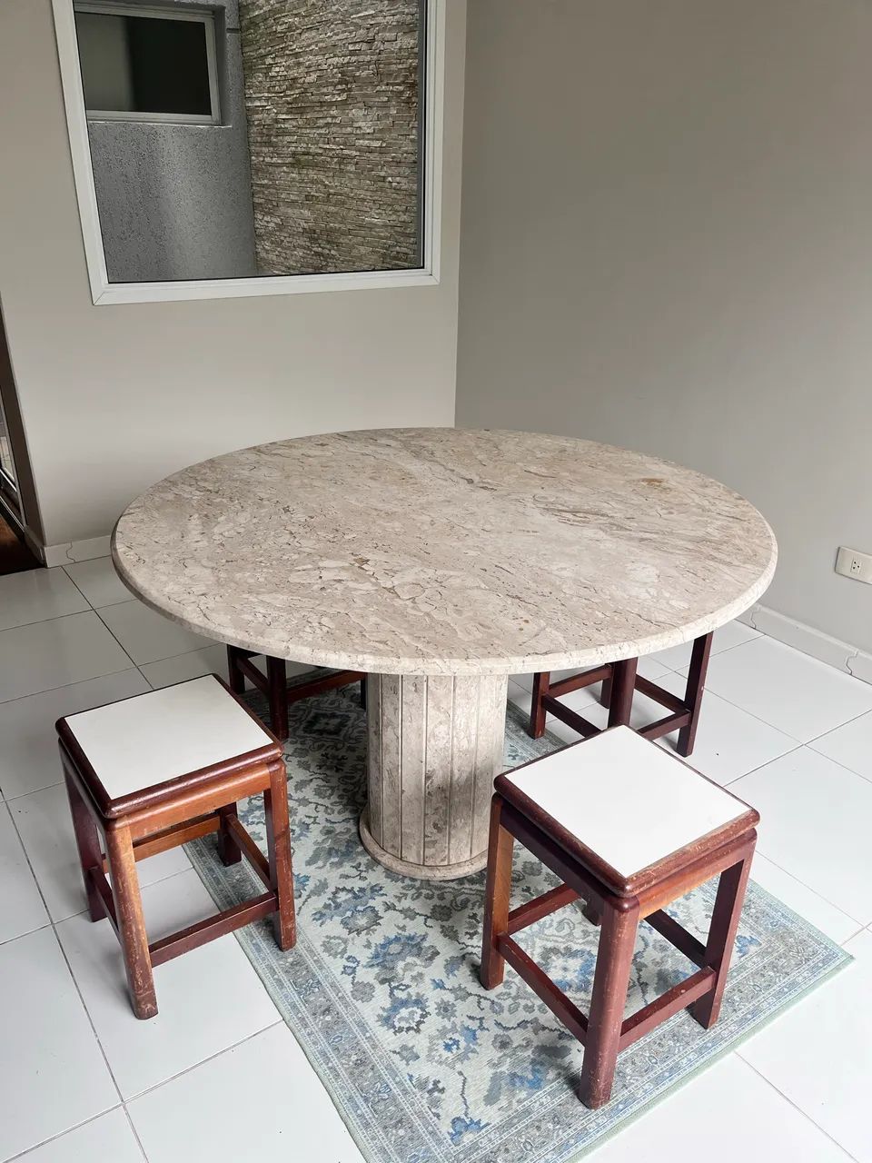 Mesa redonda de travertino 