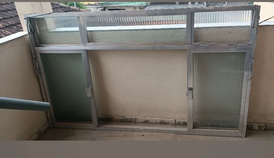 Janela de alumínio e grade com porta